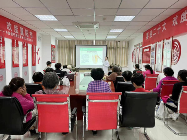 成宏口腔醫(yī)院公益行丨走進(jìn)銀行、社區(qū)，科普講座＋義診，我們一直在行動(dòng)！